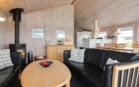 Kaija - 300M from the Sea: Træ, Loft, Hus, Hjem, Sommerhus, Møbel, Hårdttræ, Stue, Værelse, Bejdse