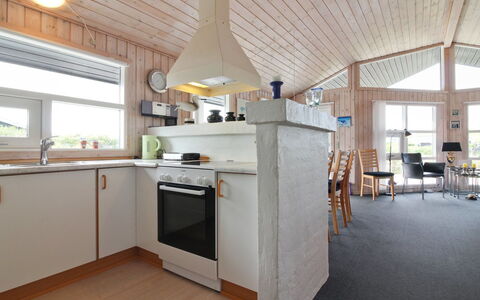 Kaija - 300M from the Sea: Træ, Loft, Gulvbelægning, Indretning, Etage, Møbel, Værelse, Hjem, Køkken, Lysarmatur