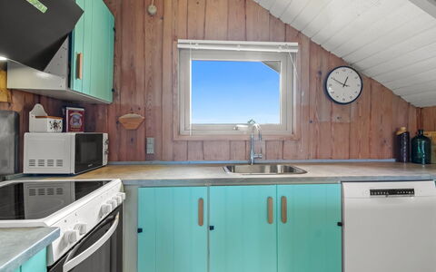Andrina - 200M from the Sea: Træ, Indretning, Gulvbelægning, Køkken, Etage, Værelse, Loft, Countertop, Større Bandage, Køkken Apparat