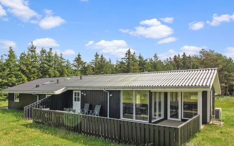 Daje - 600M from the Sea: Græs, Hus, Tag, Hjem, Sommerhus, Veranda, Land Lot, Sidespor, Skygge, Estate