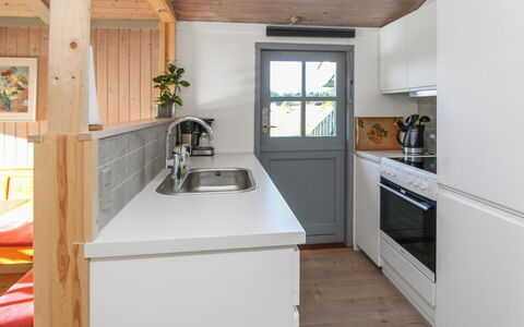 Daje - 600M from the Sea: Køkken, Gulvbelægning, Træ, Indretning, Countertop, Møbel, Køkken Apparat, Etage, Større Bandage, Loft