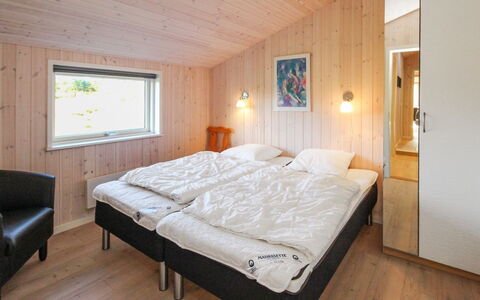 Daje - 600M from the Sea: Træ, Loft, Hjem, Soveværelse, Hårdttræ, Bejdse, Bed Frame, Fryser, Seng, Sommerhus