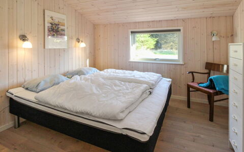 Daje - 600M from the Sea: Træ, Soveværelse, Seng, Loft, Indretning, Sengetøj, Bed Frame, Sengetøj, Etage, Gulvbelægning