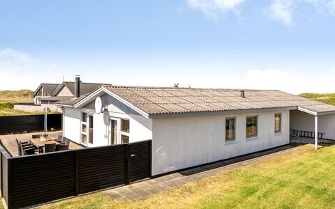 Majvor - 100M from the Sea: Tag, Hus, Hjem, Sommerhus, Sidespor, Estate, Indkørsel, Garden Bygninger, Gård, Skur