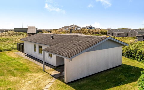 Majvor - 100M from the Sea: Tag, Hus, Hjem, Sommerhus, Sidespor, Estate, Indkørsel, Garden Bygninger, Gård, Skur