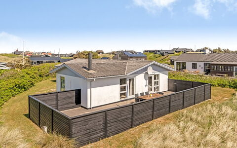 Majvor - 100M from the Sea: Tag, Hus, Hjem, Sommerhus, Sidespor, Estate, Indkørsel, Garden Bygninger, Gård, Skur