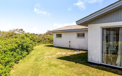 Majvor - 100M from the Sea: Tag, Hus, Hjem, Sommerhus, Sidespor, Estate, Indkørsel, Garden Bygninger, Gård, Skur