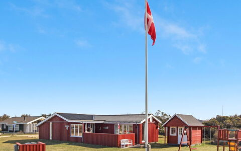 Fiene - 300M from the Sea: Boligområde, Tag, Forstad, Indkørsel, Estate, Skorsten