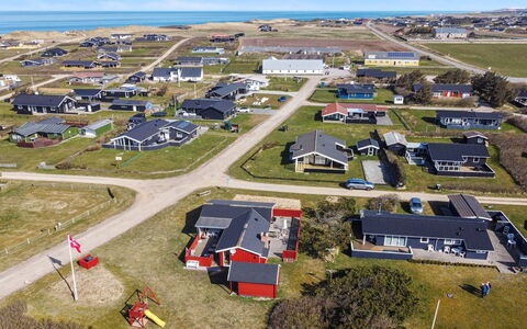 Fiene - 300M from the Sea: Boligområde, Tag, Forstad, Indkørsel, Estate, Skorsten