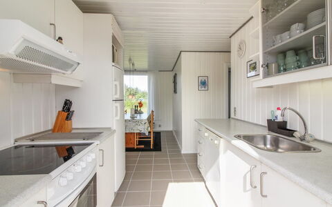 Demus - 900M from the Sea: Gulvbelægning, Køkken, Indretning, Etage, Countertop, Loft, Cabinetry, Køkken Apparat, Hårdttræ, Trægulve