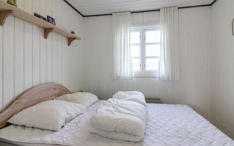 Demus - 900M from the Sea: Træ, Soveværelse, Seng, Etage, Sengetøj, Gulvbelægning, Sengetøj, Indretning, Sengetøj, Bed Frame