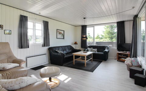 Demus - 900M from the Sea: Gulvbelægning, Træ, Indretning, Etage, Møbel, Loft, Couch, Stue, Hjem, Trægulve
