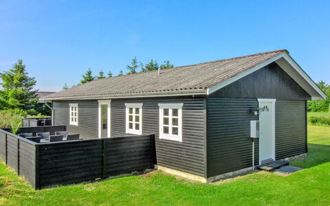 Demus - 900M from the Sea: Hus, Tag, Hjem, Sommerhus, Sidespor, Bunddække, Lawn, Gård, Garden Bygninger, Have
