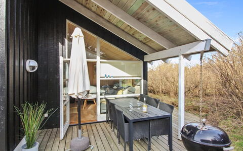 Ømod - 300M from the Sea: Træ, Veranda, Hjem, Dør, Sommerhus, Tag, Dæk, Hårdttræ, Stol, Garden Bygninger