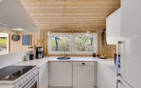 Ømod - 300M from the Sea: Køkken, Countertop, Køkken Apparat, Indretning, Gulvbelægning, Større Bandage, Cabinetry, Møbel, Træ, Loft