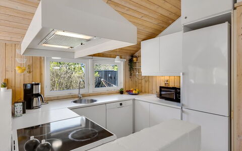 Ømod - 300M from the Sea: Køkken, Indretning, Køkken Apparat, Countertop, Træ, Loft, Gulvbelægning, Lysarmatur, Større Bandage, Cabinetry
