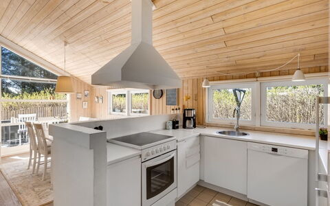 Ømod - 300M from the Sea: Køkken, Countertop, Gulvbelægning, Indretning, Køkken Apparat, Møbel, Træ, Etage, Loft, Større Bandage