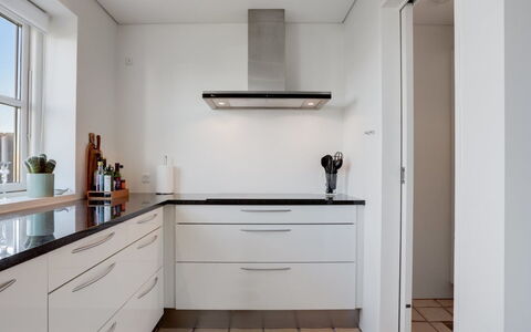 Thythulf - 550M from the Sea: Køkken, Countertop, Gulvbelægning, Cabinetry, Indretning, Træ, Køkken Apparat, Etage, Hjem, Skuffe