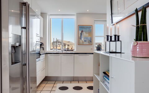 Thythulf - 550M from the Sea: Køkken Apparat, Køkken, Countertop, Gulvbelægning, Indretning, Cabinetry, Større Bandage, Møbel, Etage, Træ