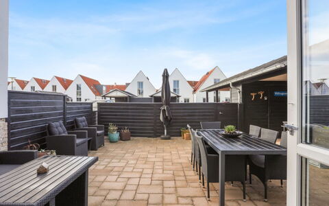 Thythulf - 550M from the Sea: Hjem, Arkitektur, Boligområde, Tag, Dør, Skygge, Udendørs Møbler, Stol, Gårdsplads, Gård