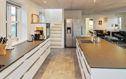 Halldis - 600M from the Sea: Køkken, Gulvbelægning, Countertop, Indretning, Cabinetry, Etage, Træ, Loft, Møbel, Køkken Apparat