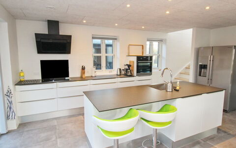 Halldis - 600M from the Sea: Gulvbelægning, Countertop, Indretning, Køkken, Møbel, Etage, Træ, Cabinetry, Loft, Køkken Apparat