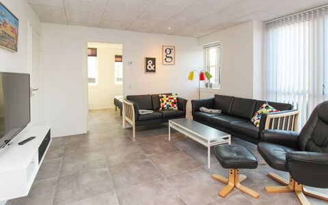Halldis - 600M from the Sea: Møbel, Indretning, Gulvbelægning, Etage, Væg, Couch, Loft, Træ, Værelse, Stue