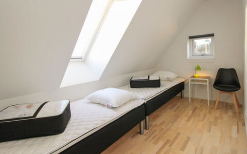 Halldis - 600M from the Sea: Gulvbelægning, Etage, Indretning, Træ, Soveværelse, Seng, Møbel, Værelse, Bed Frame, Loft