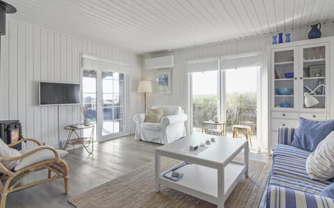 Adelita - 100M from the Sea: Boligområde, Tag, Forstad, Indkørsel, Estate, Skorsten