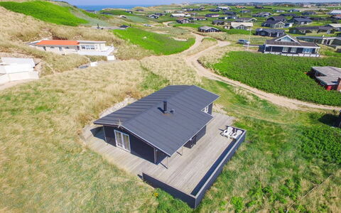 Adelita - 100M from the Sea: Boligområde, Tag, Forstad, Indkørsel, Estate, Skorsten