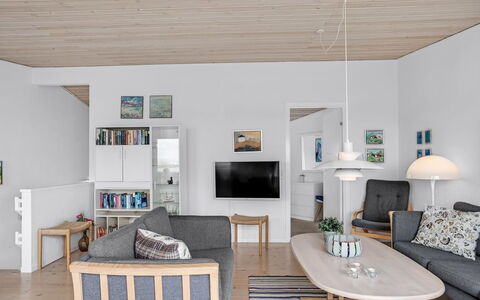 Radica - 50M from the Sea: Møbel, Indretning, Gulvbelægning, Etage, Træ, Loft, Stue, Couch, Værelse, Hjem