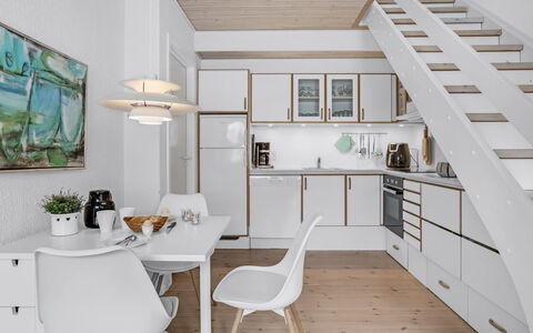 Radica - 50M from the Sea: Indretning, Gulvbelægning, Møbel, Køkken, Træ, Loft, Etage, Lysarmatur, Trægulve, Belysning