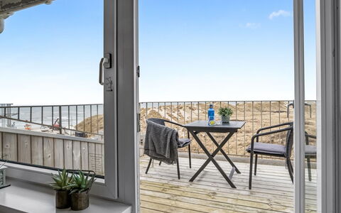 Radica - 50M from the Sea: Træ, Møbel, Etage, Altan, Stol, Dæk, Hårdttræ, Hav, Trægulve, Lejlighed