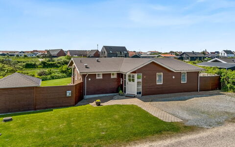 Söffren - 350M from the Sea: Loft, Gulvbelægning, Indretning, Etage, Kompositmateriale, Møbel, Udvej, Hotel, Design, Dagslys