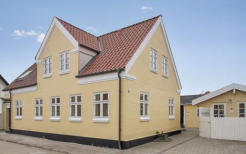 Fritzy - 75M from the Sea: Møbel, Indretning, Stol, Gulvbelægning, Bord, Udvej, Etage, Loft, Værelse, Eco Hotel