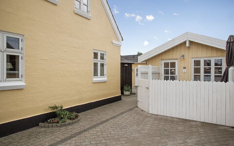 Fritzy - 75M from the Sea: Møbel, Indretning, Stol, Gulvbelægning, Bord, Udvej, Etage, Loft, Værelse, Eco Hotel