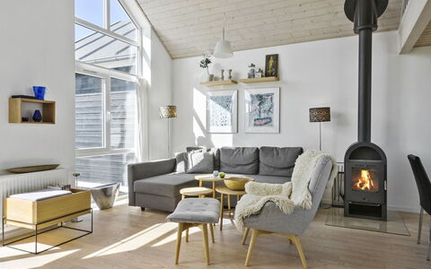 Chris - 750M from the Sea: Blå, Sommerhus, Hus, Hjem, Stuehus, Estate, Sidespor