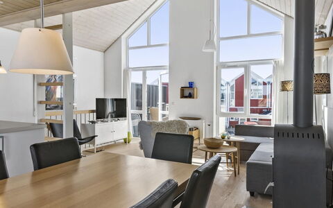Chris - 750M from the Sea: Blå, Sommerhus, Hus, Hjem, Stuehus, Estate, Sidespor
