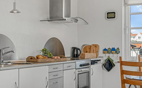 Jördis - 150M from the Sea: Køkken, Køkken Apparat, Countertop, Større Bandage, Gulvbelægning, Indretning, Husholdningsapparat, Cabinetry, Møbel, Værelse