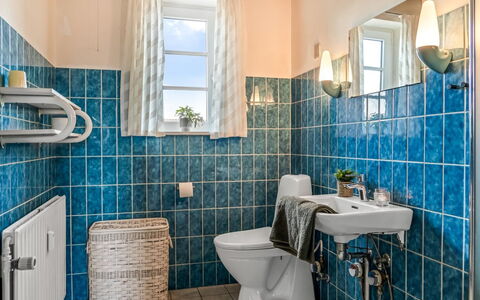 Jördis - 150M from the Sea: Blå, Sanitærarmatur, Badeværelse, Indretning, Gulvbelægning, Flise, Vvs, Tap, Håndvask, Toilet