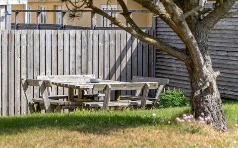 Jördis - 150M from the Sea: Busk, Have, Møbel, Udendørs Møbler, Lawn, Skygge, Backyard, Bunddække, Udendørs Bench, Udendørs Bord