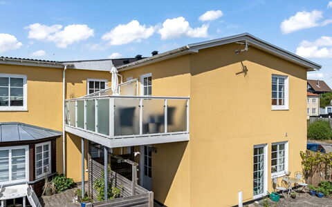 Jördis - 150M from the Sea: Boligområde, Hus, Hjem, Veranda, Dør, Altan, Gelænder, Skydevindue, Estate, Gård