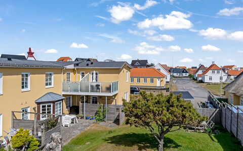 Jördis - 150M from the Sea: Boligområde, Hus, Hjem, Tag, Forstad, Sommerhus, Estate, Veranda, Gård, Altan