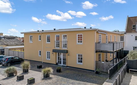Jördis - 150M from the Sea: Facade, Dør, Urban Design, Skydevindue, Altan, Port, Hegn