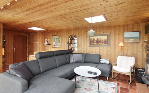 Ehmi - 500M from the Sea: Træ, Møbel, Gulvbelægning, Couch, Etage, Stue, Indretning, Bejdse, Hårdttræ
