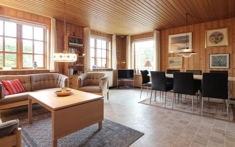 Ehmi - 500M from the Sea: Møbel, Indretning, Træ, Gulvbelægning, Loft, Etage, Værelse, Stue, Hjem, Bord