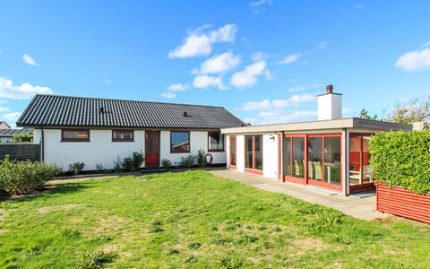 Ehmi - 500M from the Sea: Himmel, Græs, Tag, Hus, Hjem, Busk, Boligområde, Sommerhus, Sky, Land Lot