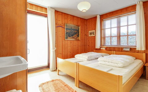 Ehmi - 500M from the Sea: Træ, Møbel, Indretning, Soveværelse, Seng, Etage, Gulvbelægning, Hjem, Værelse, Bed Frame