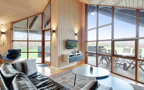 Harri - 850M from the Sea: Loft, Indretning, Stue, Hårdttræ, Lysarmatur, Couch, Trægulve, Bjælkehytte