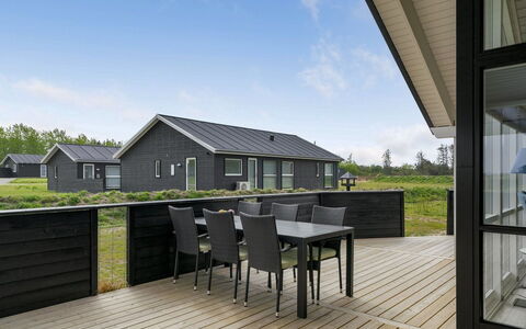 Ina - 1.2Km from the Sea: Hjem, Tag, Arkitektur, Hus, Sidespor, Land Lot, Sommerhus, Veranda, Dør, Estate